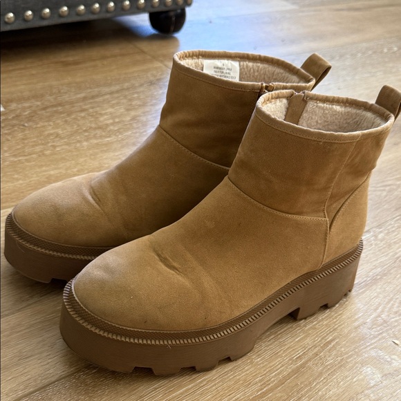 Universal Thread Platform Boots - Picture 1 of 8